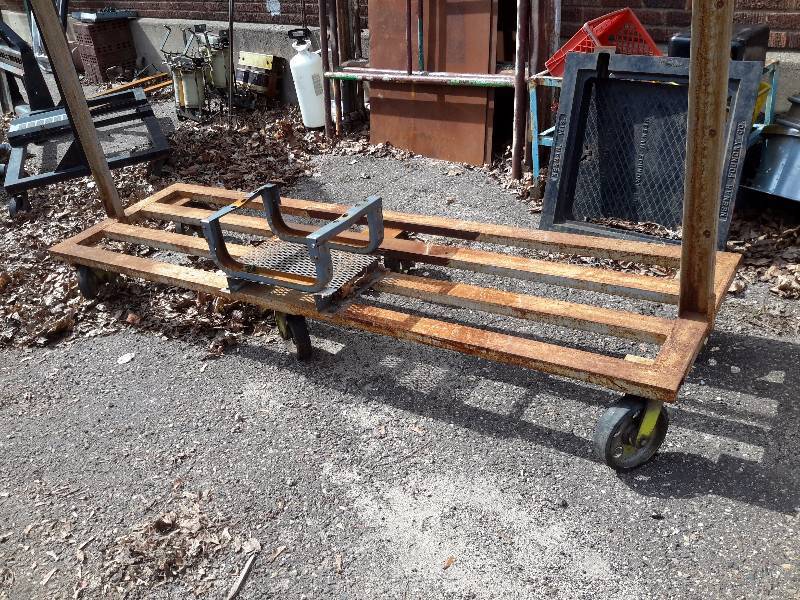 lot 35 image: Metal Rolling Service panel Cart..