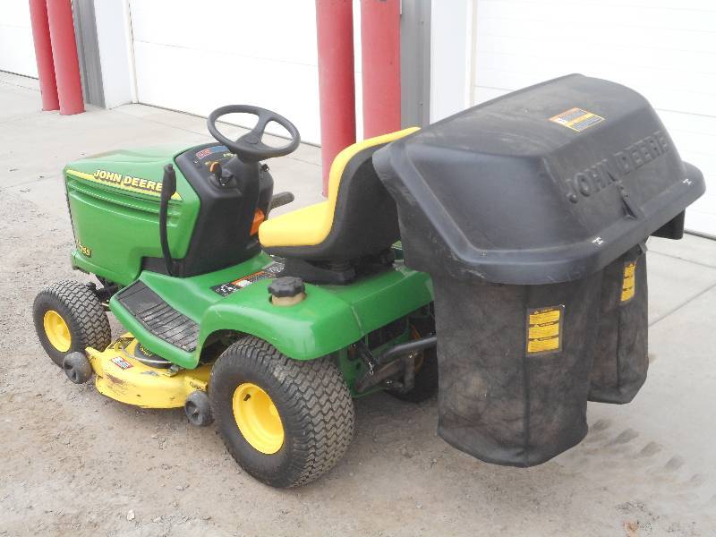 John Deere LX255 Tractor With Complete Bagger System | LE John Deere ...