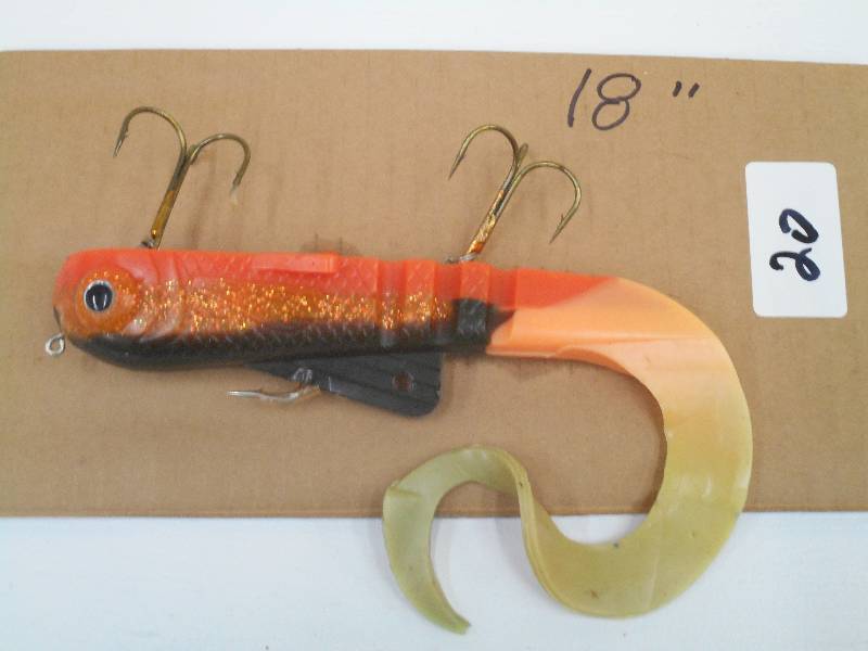 lot 20 image: (1) 18 Rubber Muskie Lure ...