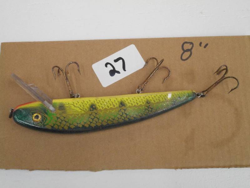 lot 27 image: (1) 8 Muskie Crankbait Lure...