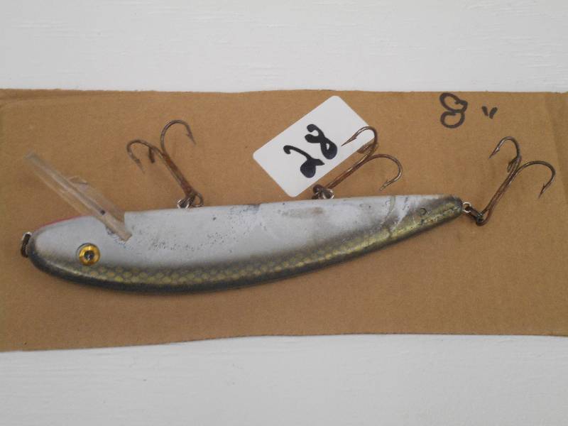 lot 28 image: (1) 8 Muskie Crankbait Lure...