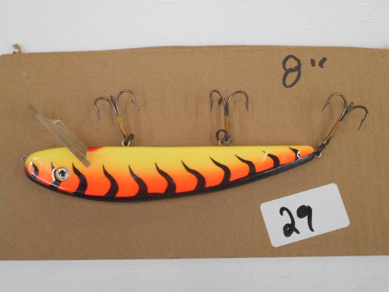 lot 29 image: (1) 8 Muskie Crankbait Lure...