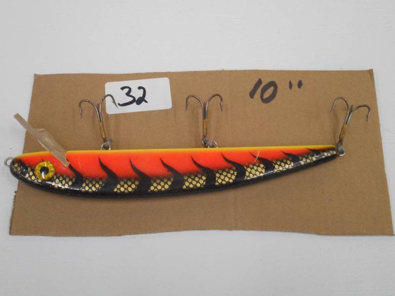 lot 32 image: (1) 10 Muskie Crankbait Lure ...