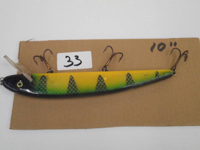 lot 33 image: (1) 10 Muskie Crankbait Lure ...
