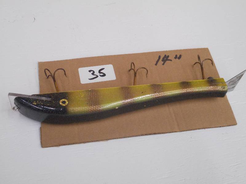lot 35 image: (1) 14 Muskie Crankbait Lure ...
