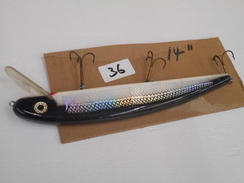 lot 36 image: (1) 14 Muskie Crankbait Lure ...