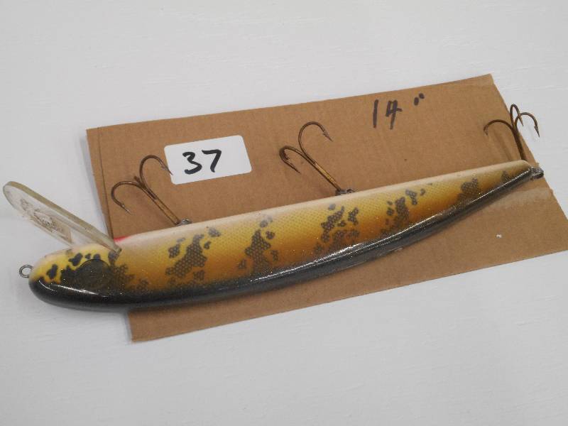 lot 37 image: (1) 14 Muskie Crankbait Lure ...