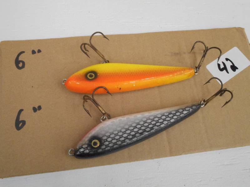 lot 42 image: (2) 6 Muskie Crankbait Lures ...