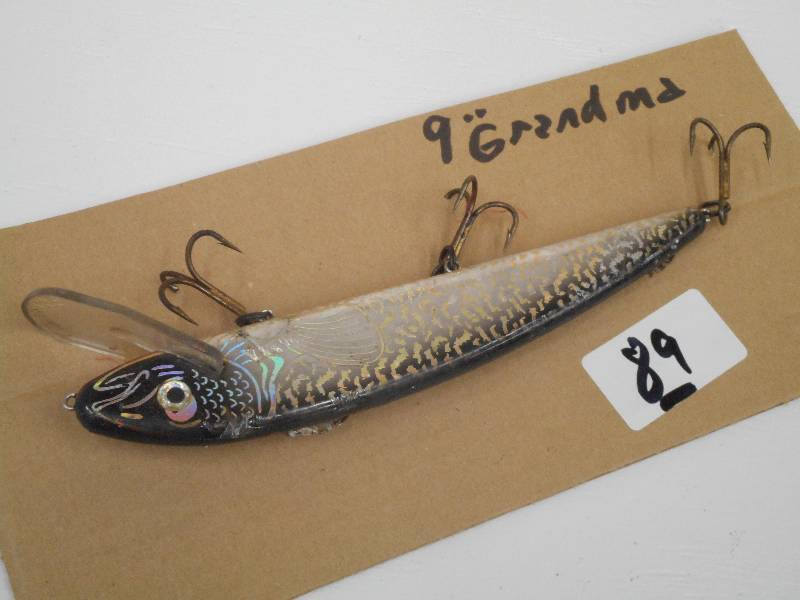 lot 89 image: (1) 9 Grandma Muskie Crankbait Lur...