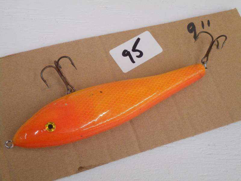 lot 95 image: (1) 9 Muskie Crankbait Lure ...