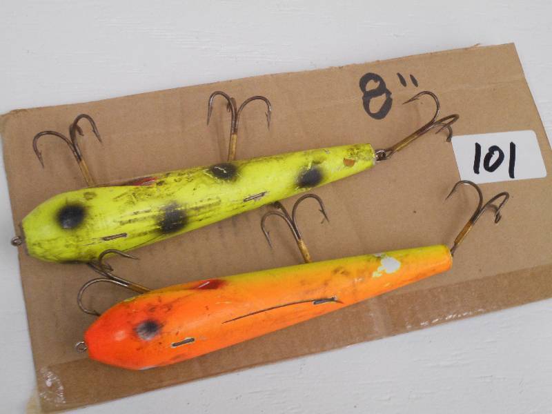lot 101 image: (2) 8 Muskie Crankbait Lures ...