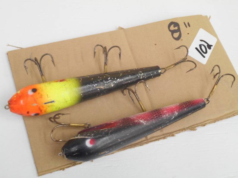 lot 102 image: (2) 8 Muskie Crankbait Lures ...