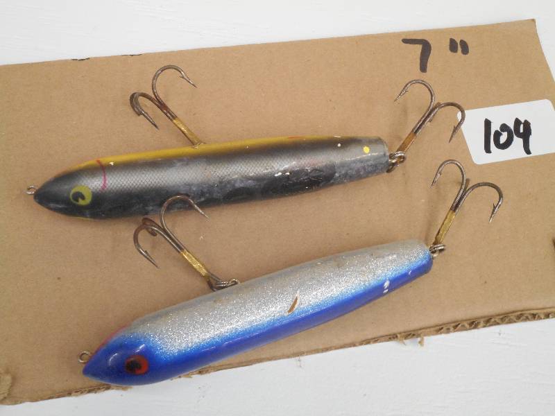 lot 104 image: (2) 7 Muskie Crankbait Lures ...