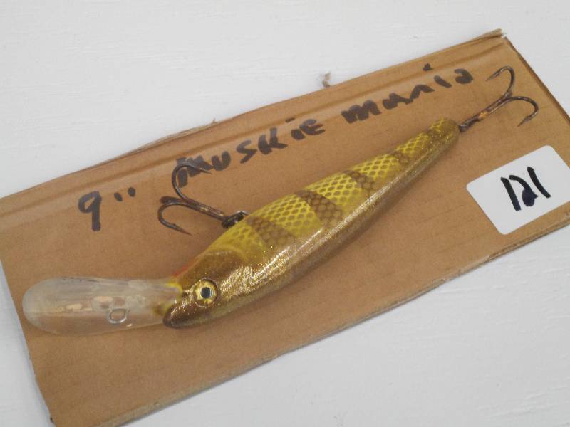 lot 121 image: (1) 9 Muskie Mania Muskie Crankbai...