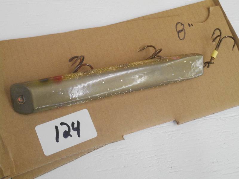 lot 124 image: (1) 8 Muskie Crankbait Lure...