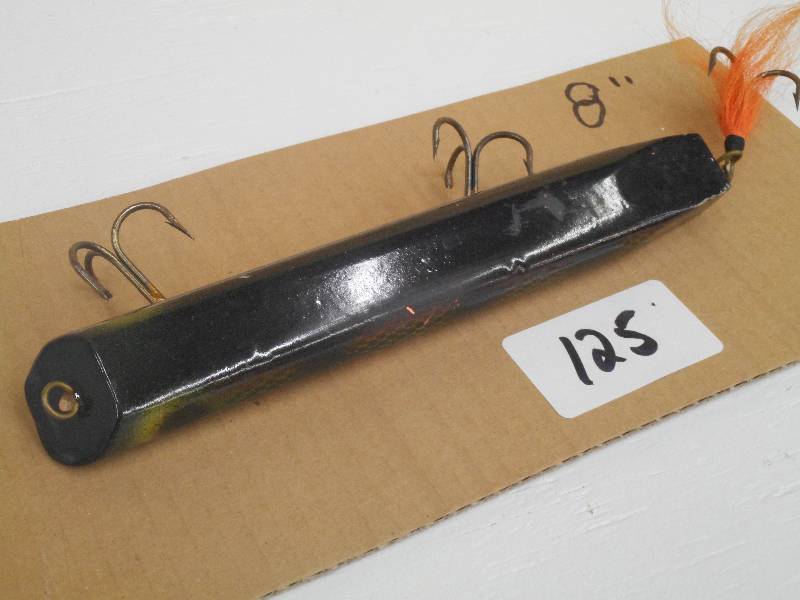 lot 125 image: (1) 8 Muskie Crankbait Lure...