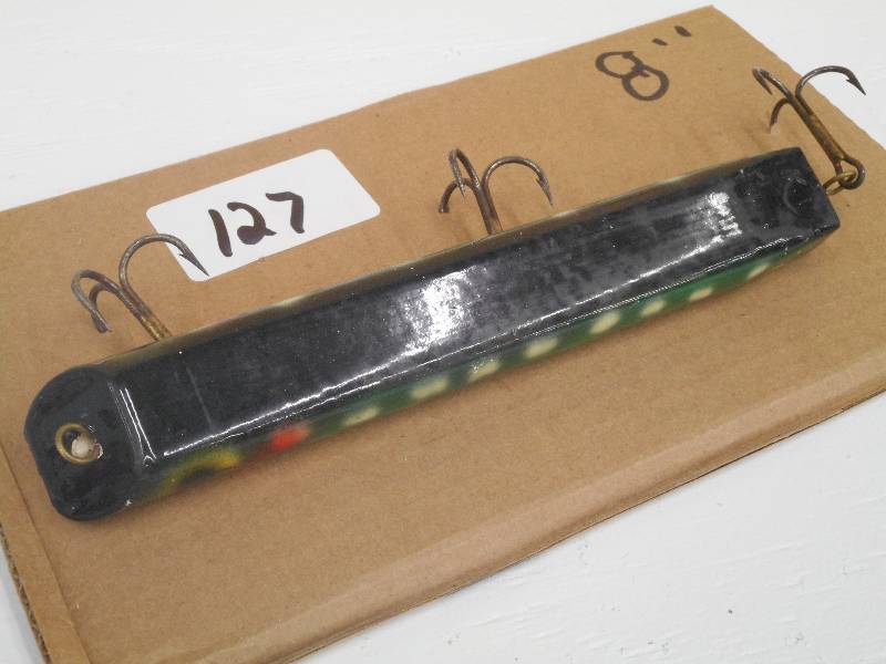 lot 127 image: (1) 8 Muskie Crankbait Lure...