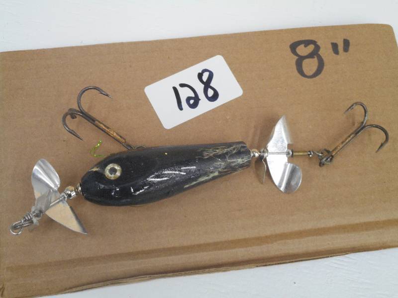lot 128 image: (1) 8 Muskie Crankbait Lure...