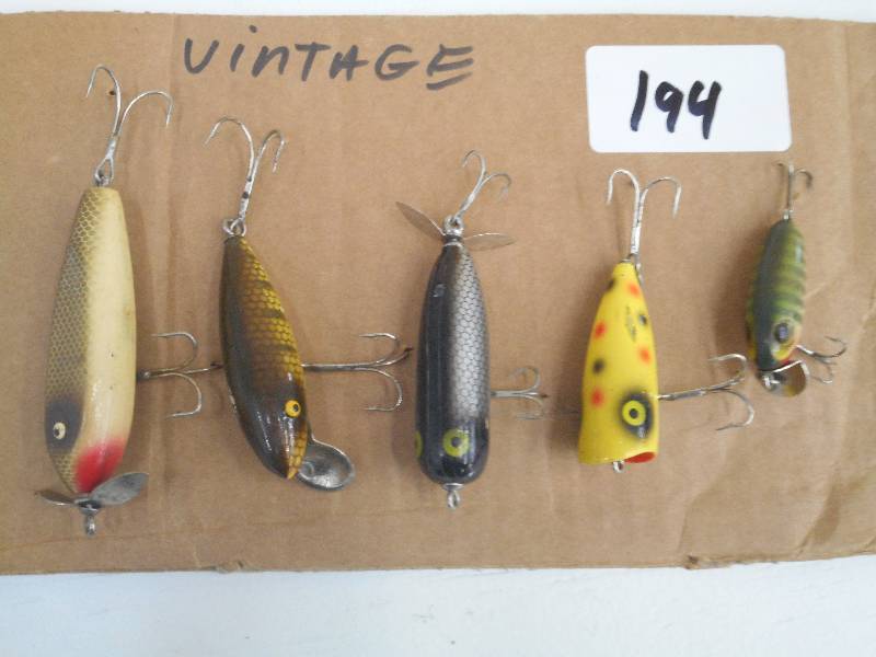 lot 194 image: Lot Of (5) Assorted Vintage Lures ...