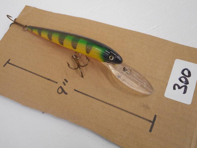 lot 300 image: (1) 9 Muskie Crankbait Lure ...