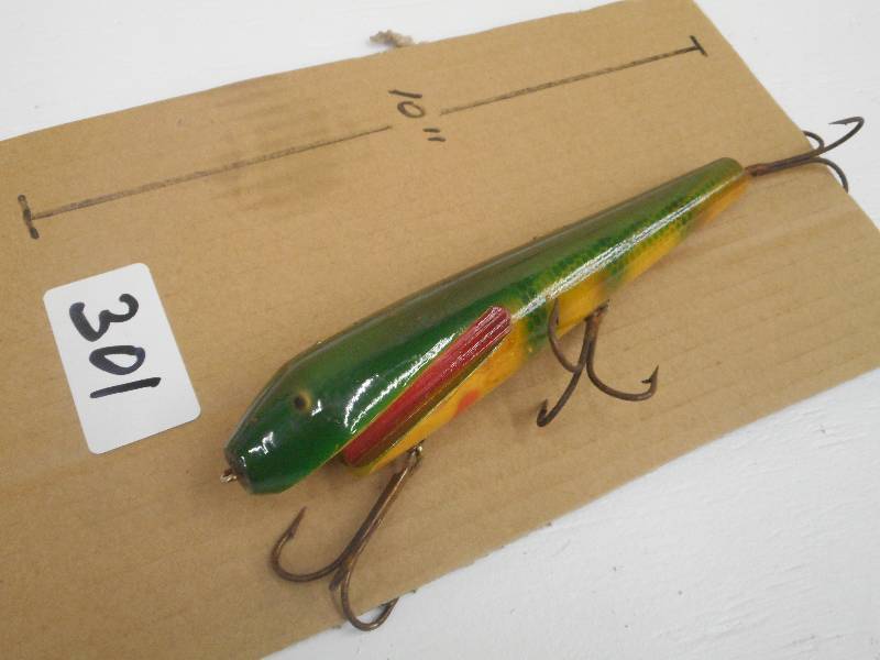 lot 301 image: (1) 10 Muskie Crankbait Lure ...