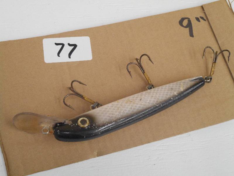 lot 77 image: (1) 9 Muskie Crankbait Lure ...