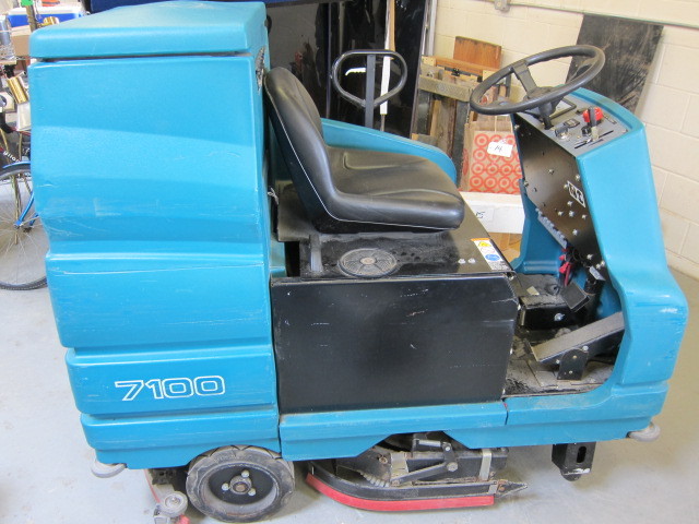 Industrial Ride On Floor Scrubber