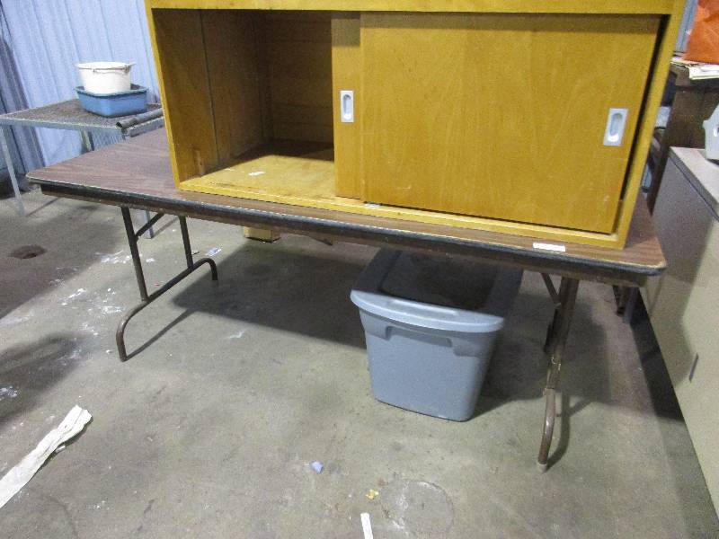 Folding table