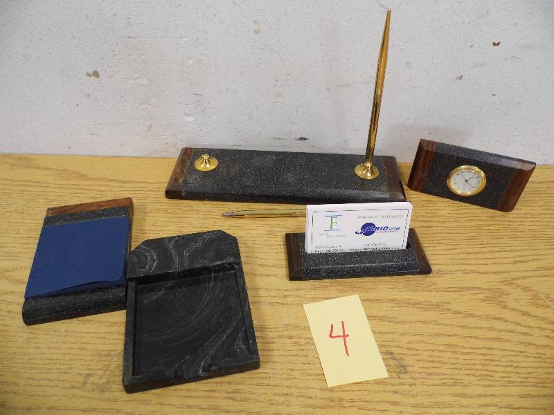 lot 4 image: Desk Set