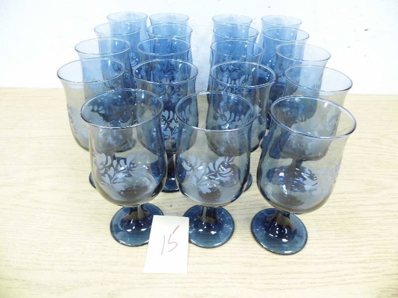 lot 15 image: Glasses