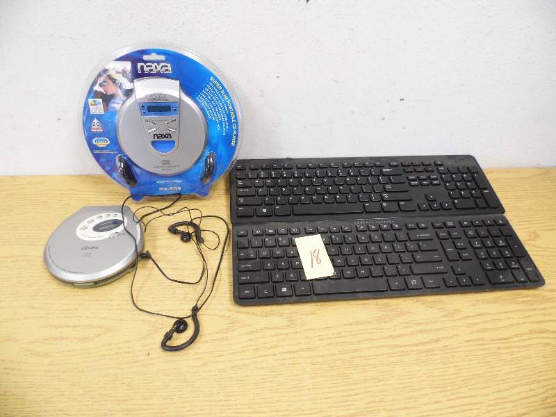 lot 18 image: 2 CD Players, 2 Keyboards