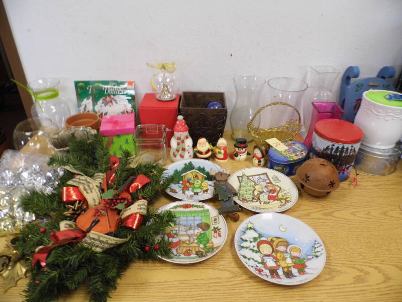 lot 20 image: Christmas Items