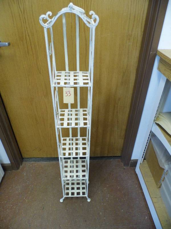 lot 33 image: Metal Shelf
