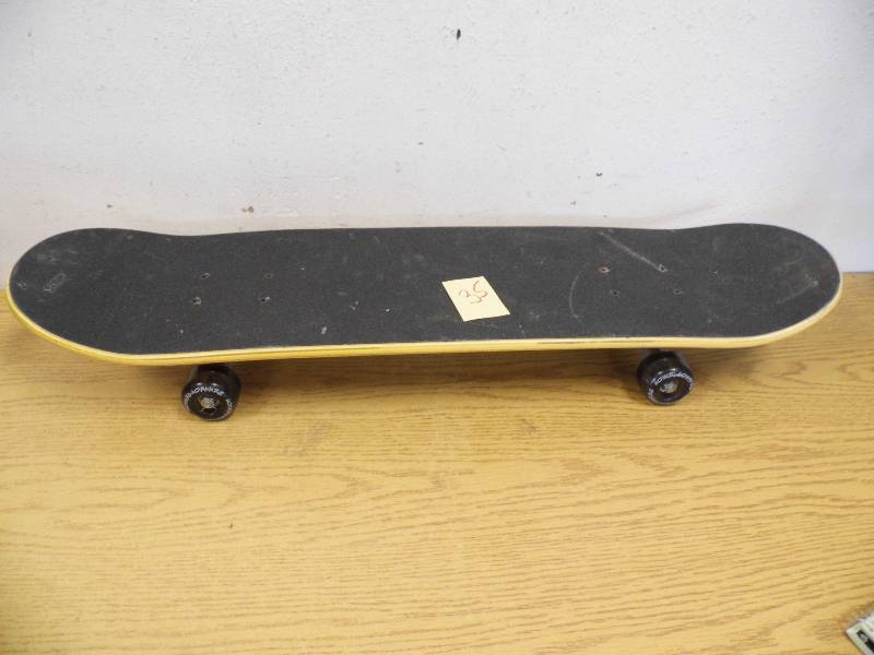lot 35 image: Skateboard