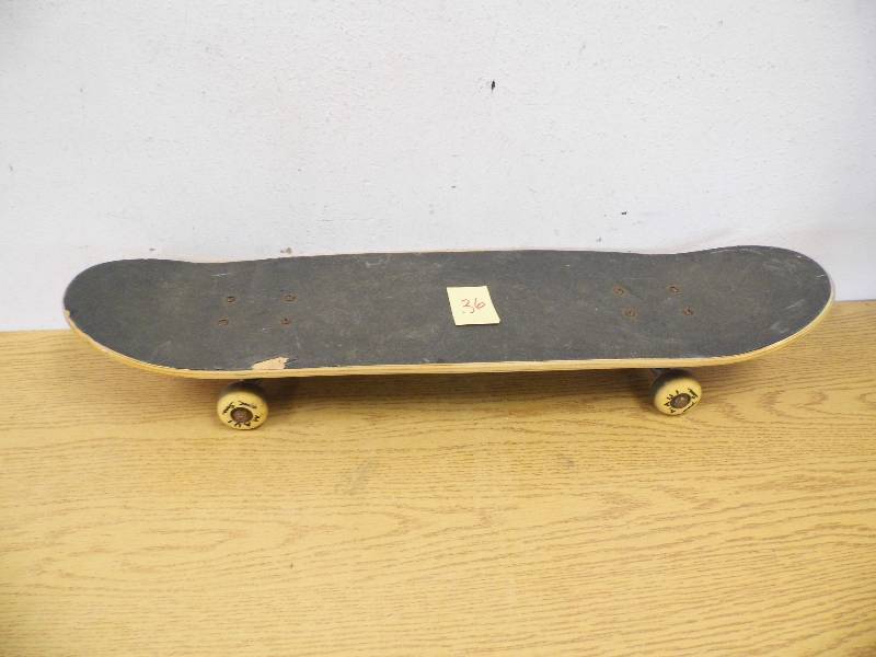 lot 36 image: Skateboard