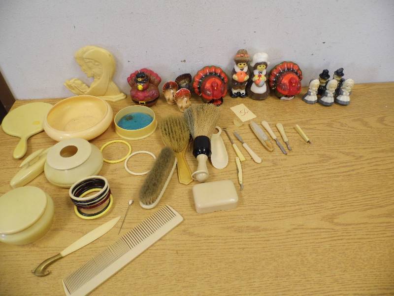 lot 50 image: Vintage Candles, Dresser Set