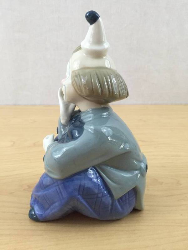 Vintage porcelain clown figurine Mexico Porcelana de Cuernavaca 7 (This maker is somehow connected to the lladro artists - very similar in style)