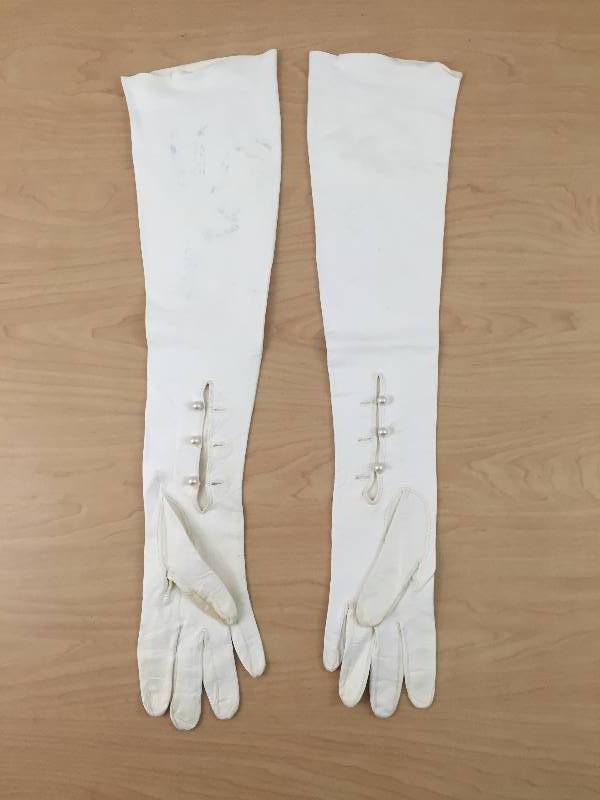 Vintage Hollywood Glam 1950s Grandoe White Calfskin Kid 20 Long Opera Gloves Studded with Pearls Size 7 Made in Italy Washable Prom Wedding Bride