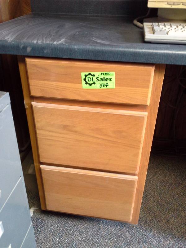 lot 507 image: Countertop and 2 base cabinets