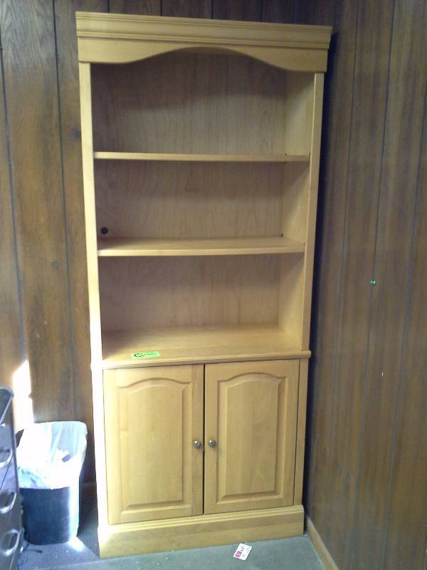 lot 509 image: Wood Hutch