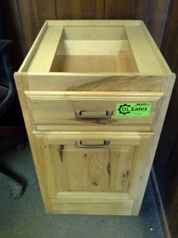 lot 514 image: Base Cabinet