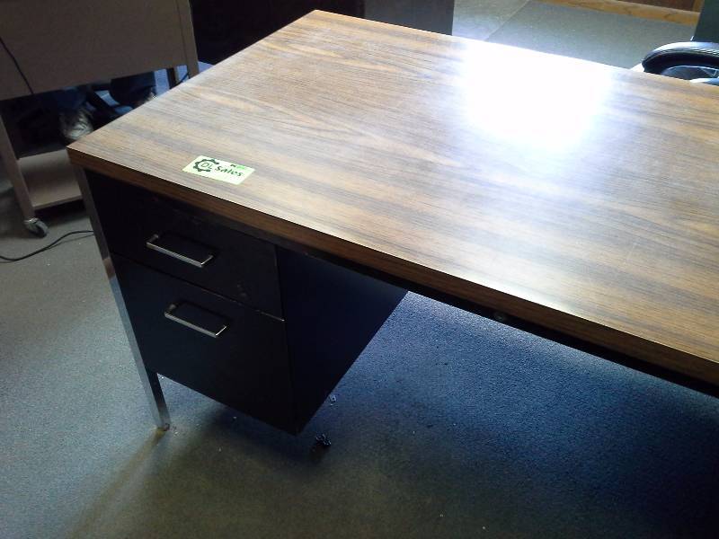 lot 513 image: Office Desk