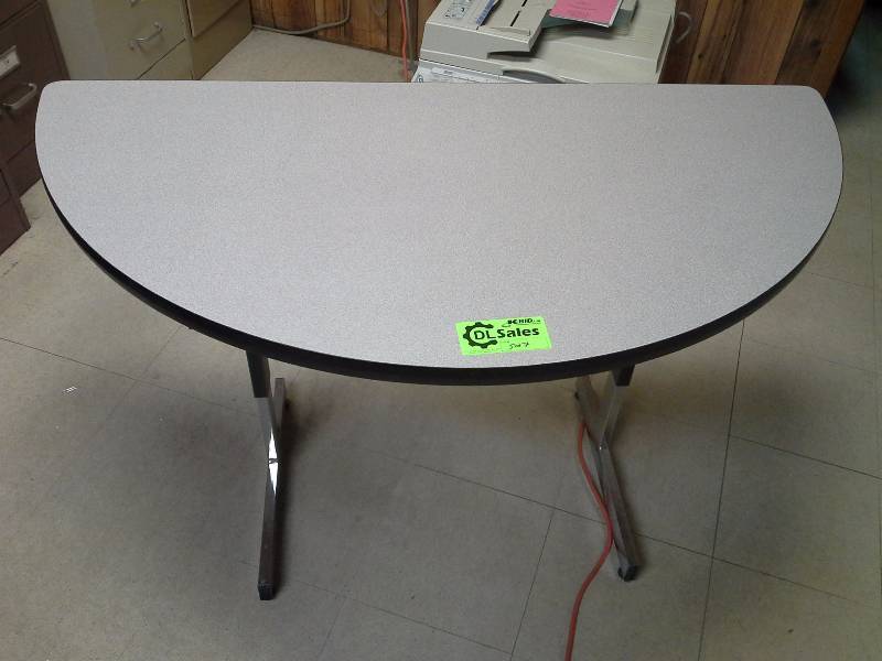 lot 527 image: Table