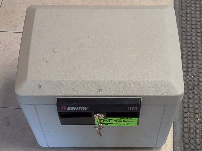 lot 535 image: Portable Safe