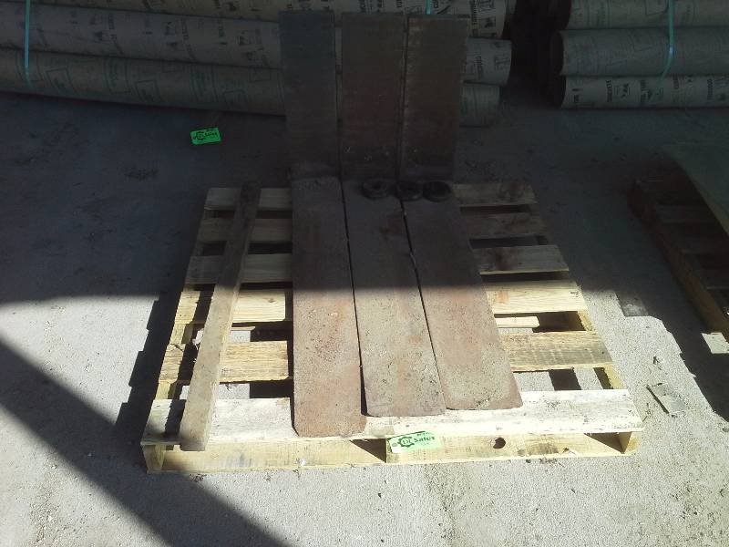 lot 358 image: Loader Forks