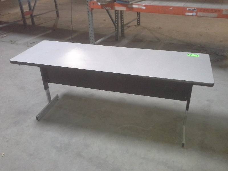lot 29 image: Adjustable Work Surface