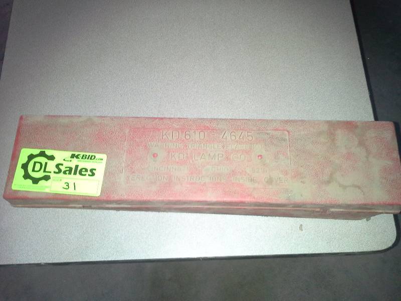 lot 31 image: Warning Triangle Flare Kit