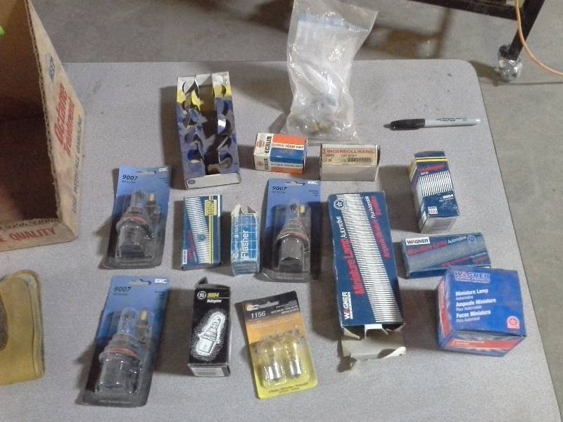 lot 46 image: Lot of Various automotive replacement bulbs
