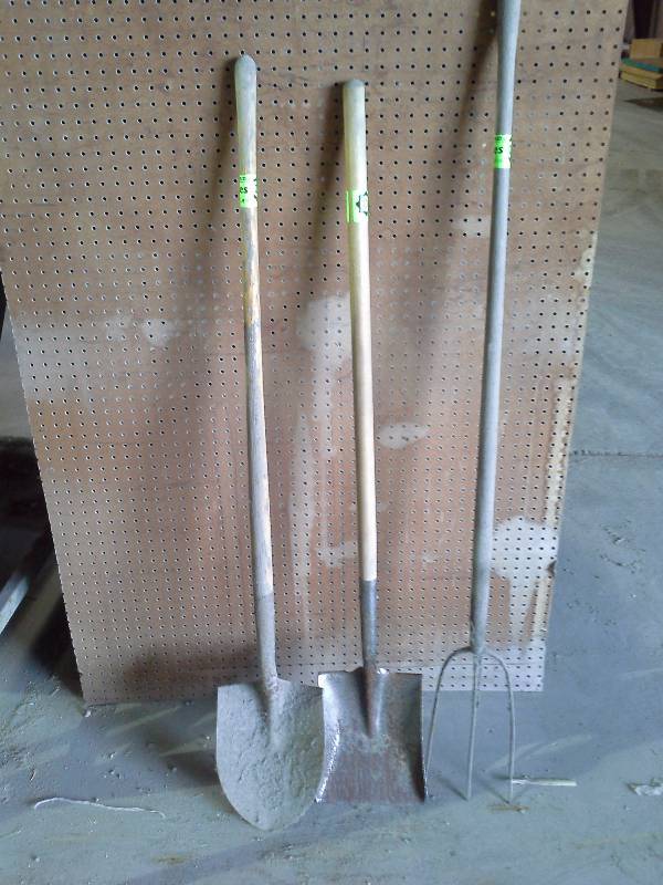 lot 68 image: Shovels