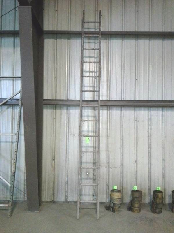 lot 75 image: Extension Ladder